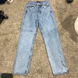 White fox botiquín jeans only worn twice. Jeans are a size medium